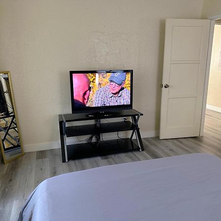 Entire Lovely 3-Bedroom Home W Yard, Parking Chula Vista Exteriör bild